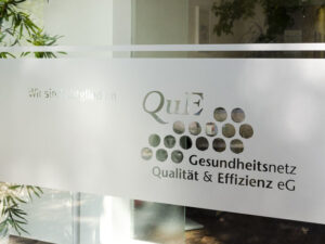 Fenster-Folierung „Mitglied im Gesundheitsnetz QuE“