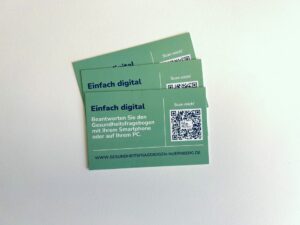 Kärtchen mit QR-Code für digitale Gesundheitsuntersuchung