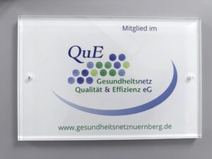 Praxisschild "Mitglied im Gesundheitsnetz QuE"